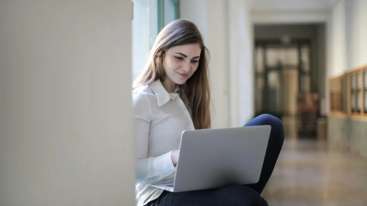 How Therapy Helps Combat Isolation During the Transition into College