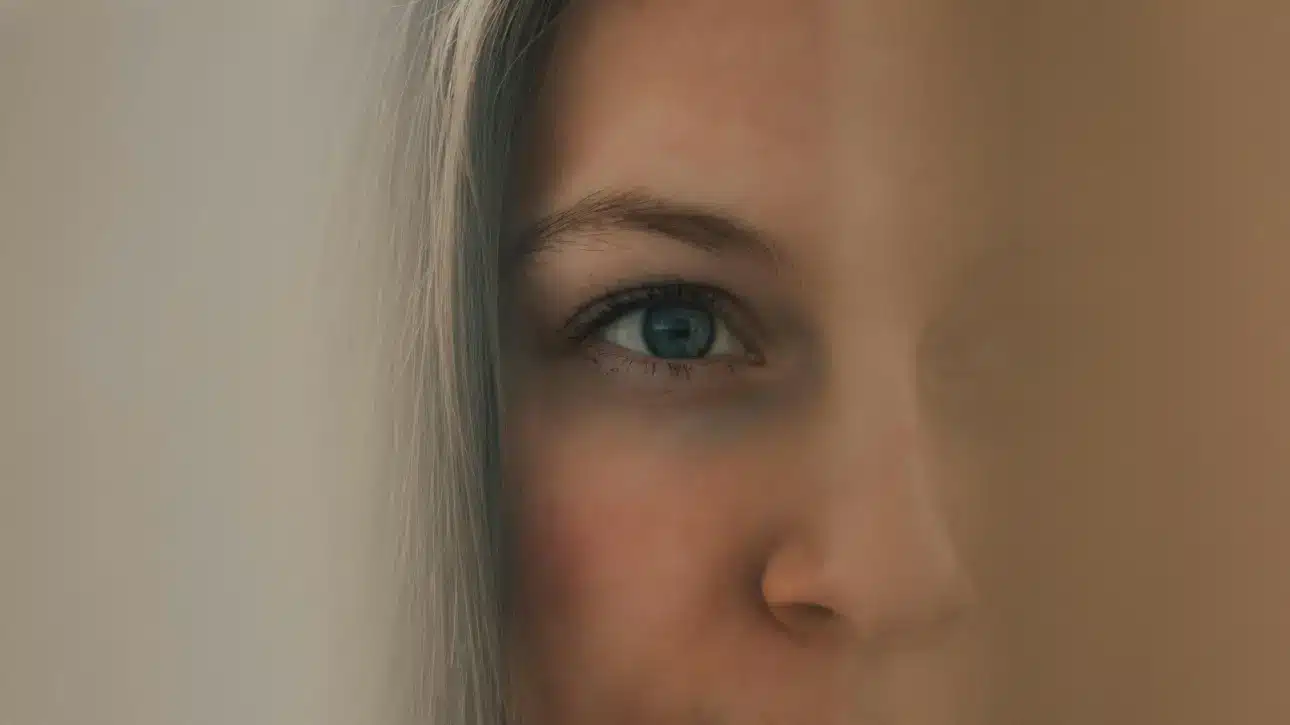woman-doing-emdr
