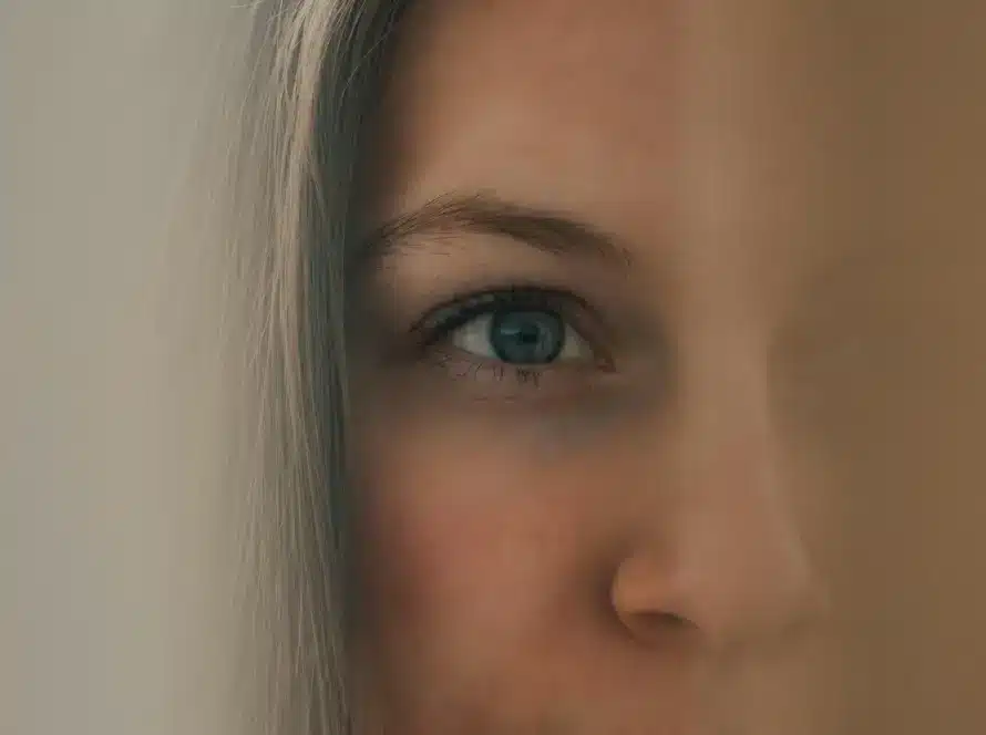 woman-doing-emdr